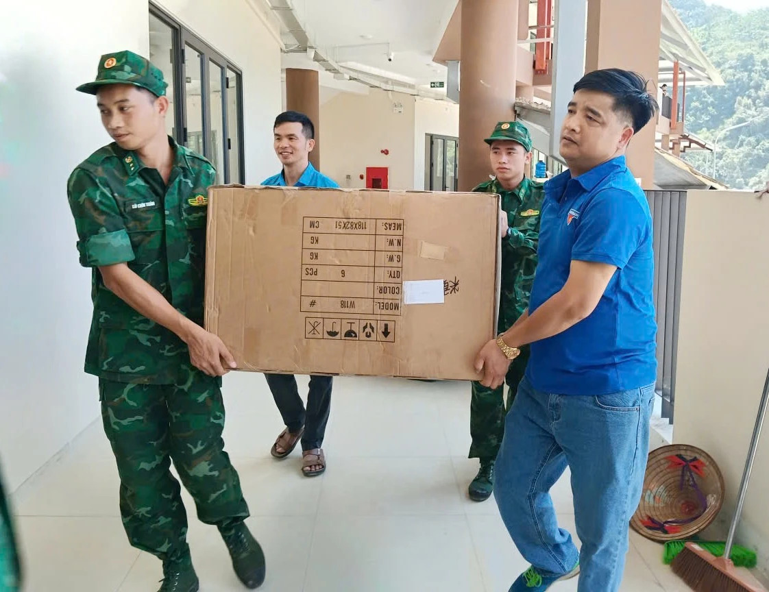 Những người l&iacute;nh qu&acirc;n h&agrave;m xanh tr&ecirc;n c&ocirc;ng trường x&acirc;y dựng 4 trường nội tr&uacute; bi&ecirc;n giới ở L&agrave;o Cai - Ảnh 7.