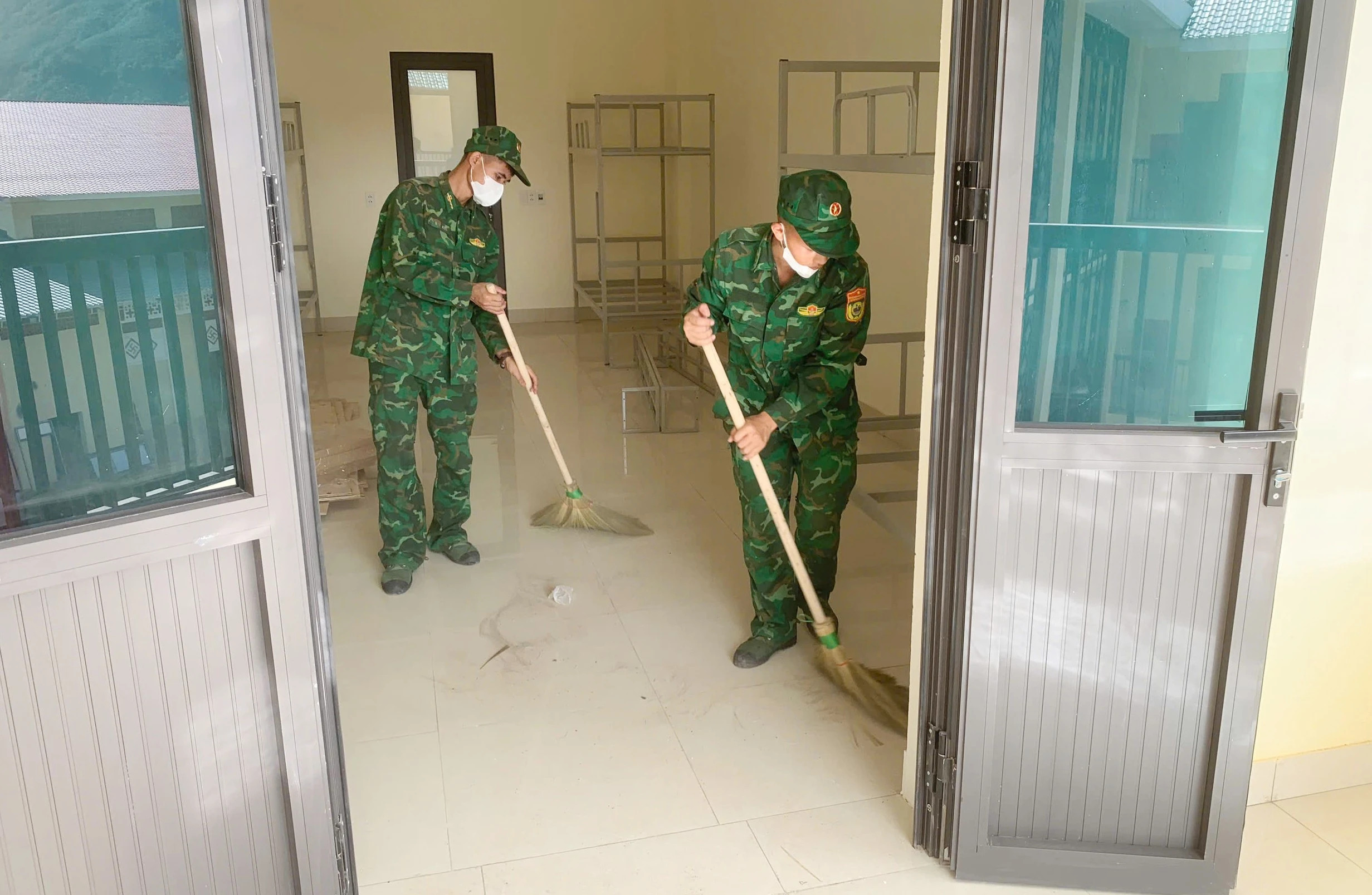 Những người l&iacute;nh qu&acirc;n h&agrave;m xanh tr&ecirc;n c&ocirc;ng trường x&acirc;y dựng 4 trường nội tr&uacute; bi&ecirc;n giới ở L&agrave;o Cai - Ảnh 11.