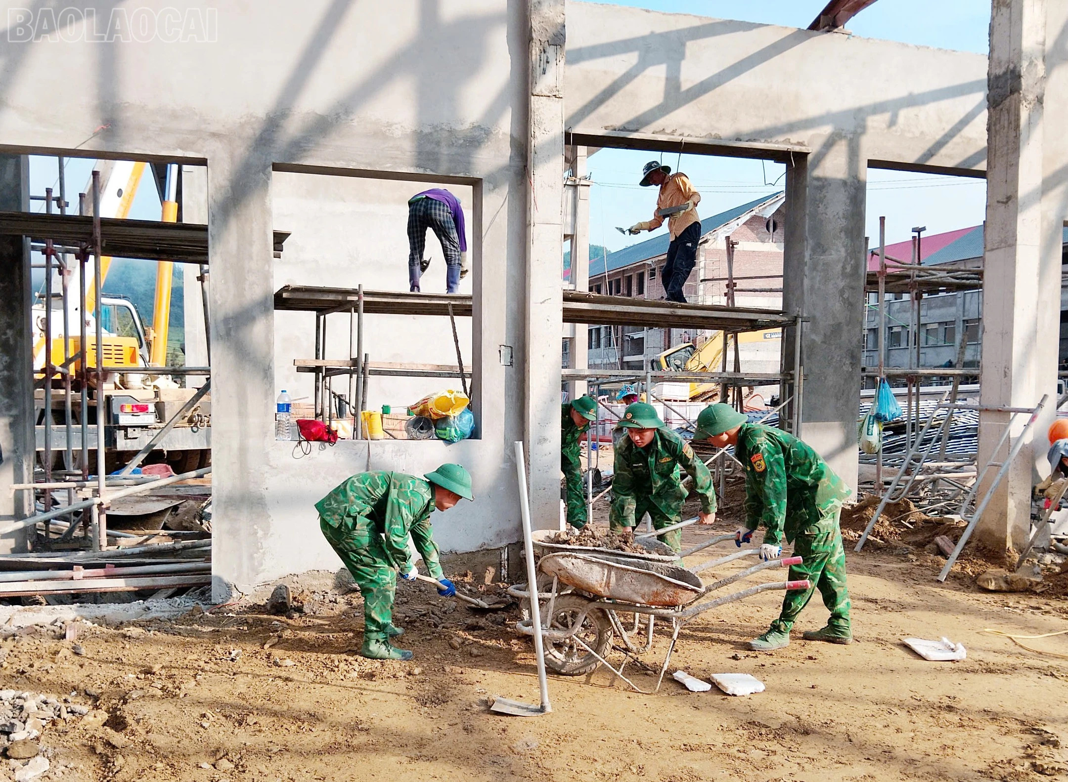 Những người l&iacute;nh qu&acirc;n h&agrave;m xanh tr&ecirc;n c&ocirc;ng trường x&acirc;y dựng 4 trường nội tr&uacute; bi&ecirc;n giới ở L&agrave;o Cai - Ảnh 2.