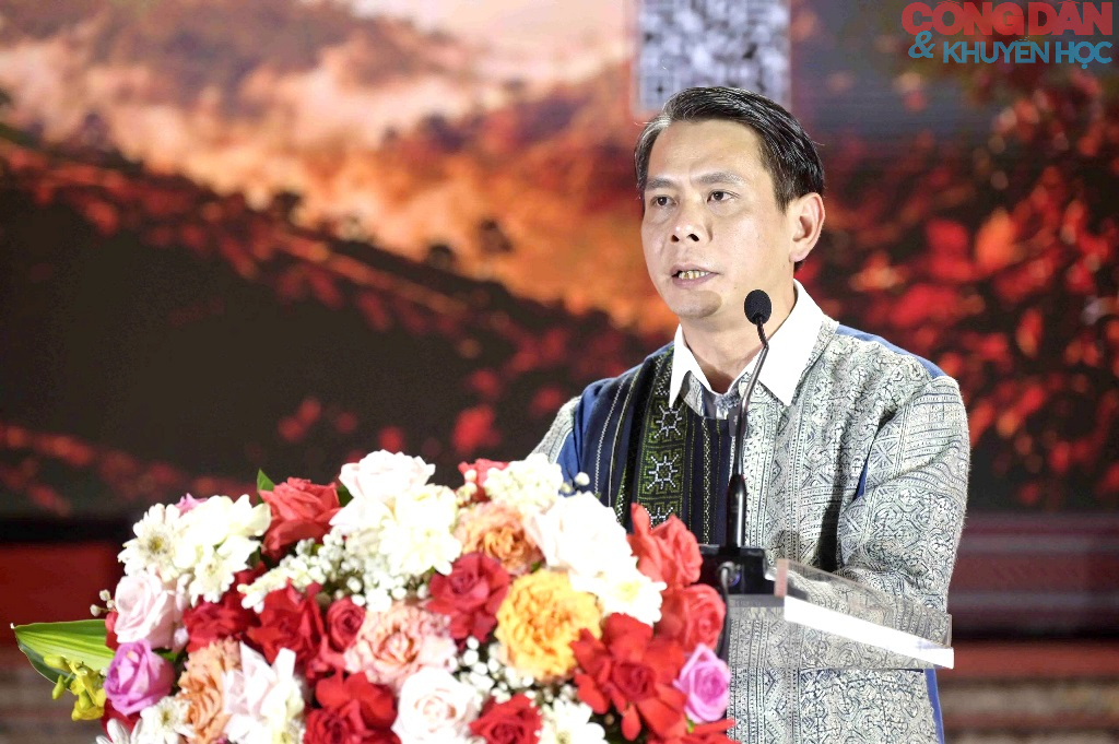 Rực rỡ vũ điệu mùa thu trên sóng lúa vàng Sa Pa - Ảnh 1.