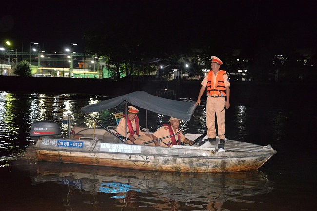 Cảnh s&aacute;t giao th&ocirc;ng, C&ocirc;ng an Th&agrave;nh phố Hồ Ch&iacute; Minh hướng dẫn người d&acirc;n đi lại an to&agrave;n, thuận lợi dịp 2/9 - Ảnh 2.