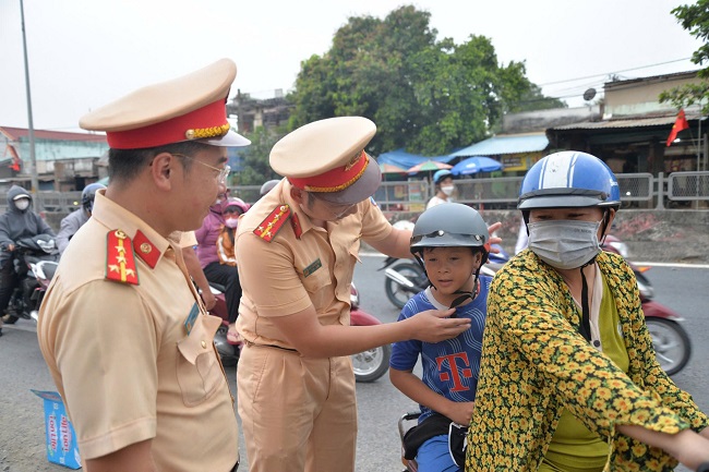 Cảnh s&aacute;t giao th&ocirc;ng, C&ocirc;ng an Th&agrave;nh phố Hồ Ch&iacute; Minh hướng dẫn người d&acirc;n đi lại an to&agrave;n, thuận lợi dịp 2/9 - Ảnh 1.