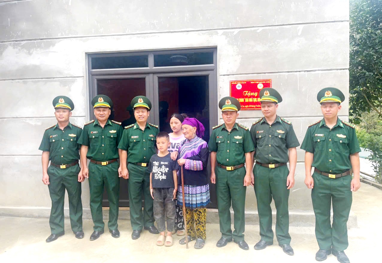 Những người l&iacute;nh qu&acirc;n h&agrave;m xanh L&agrave;o Cai &ldquo;n&acirc;ng bước ch&acirc;n em đến trường&rdquo; - Ảnh 12.
