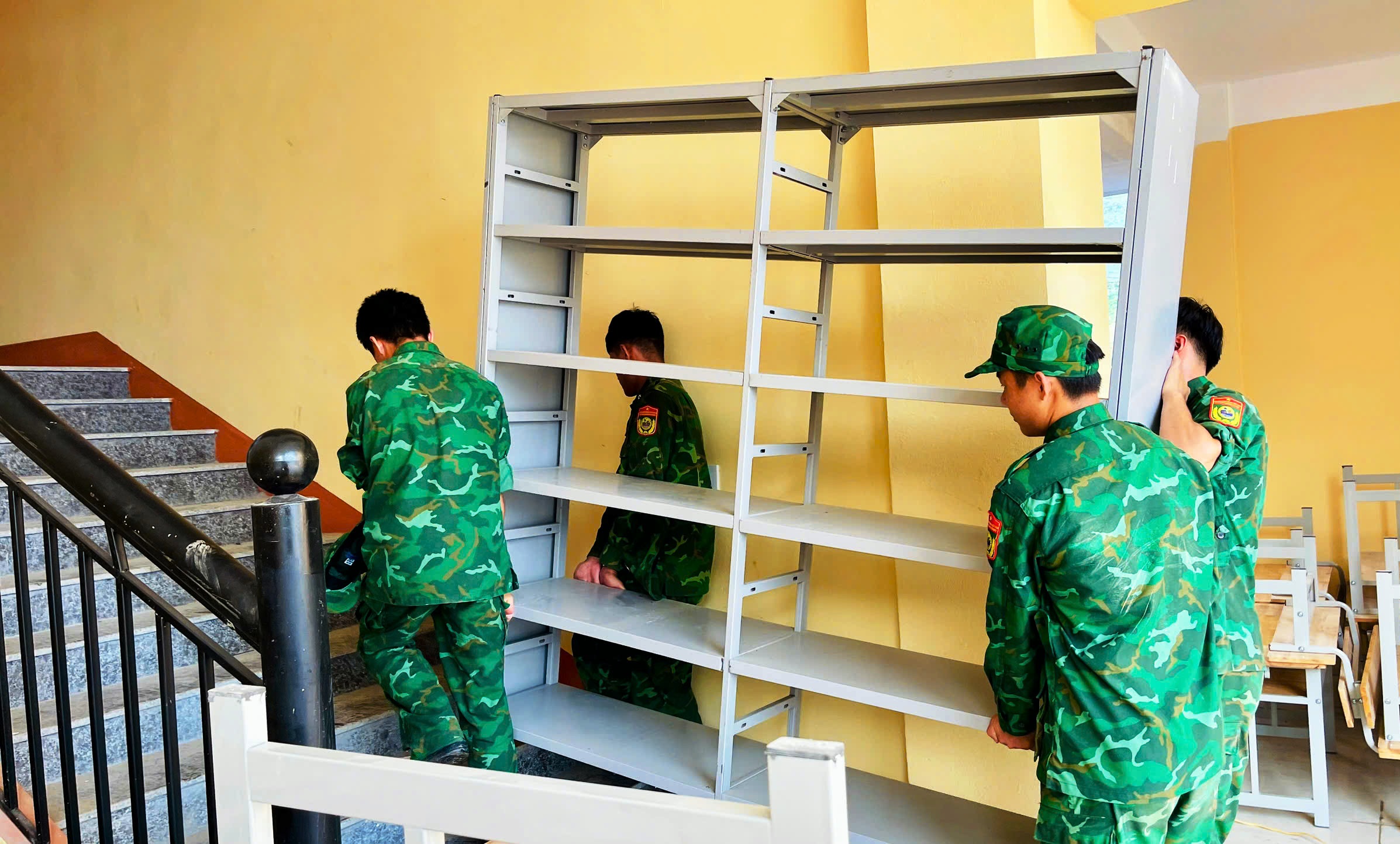 Những người l&iacute;nh qu&acirc;n h&agrave;m xanh L&agrave;o Cai &ldquo;n&acirc;ng bước ch&acirc;n em đến trường&rdquo; - Ảnh 16.