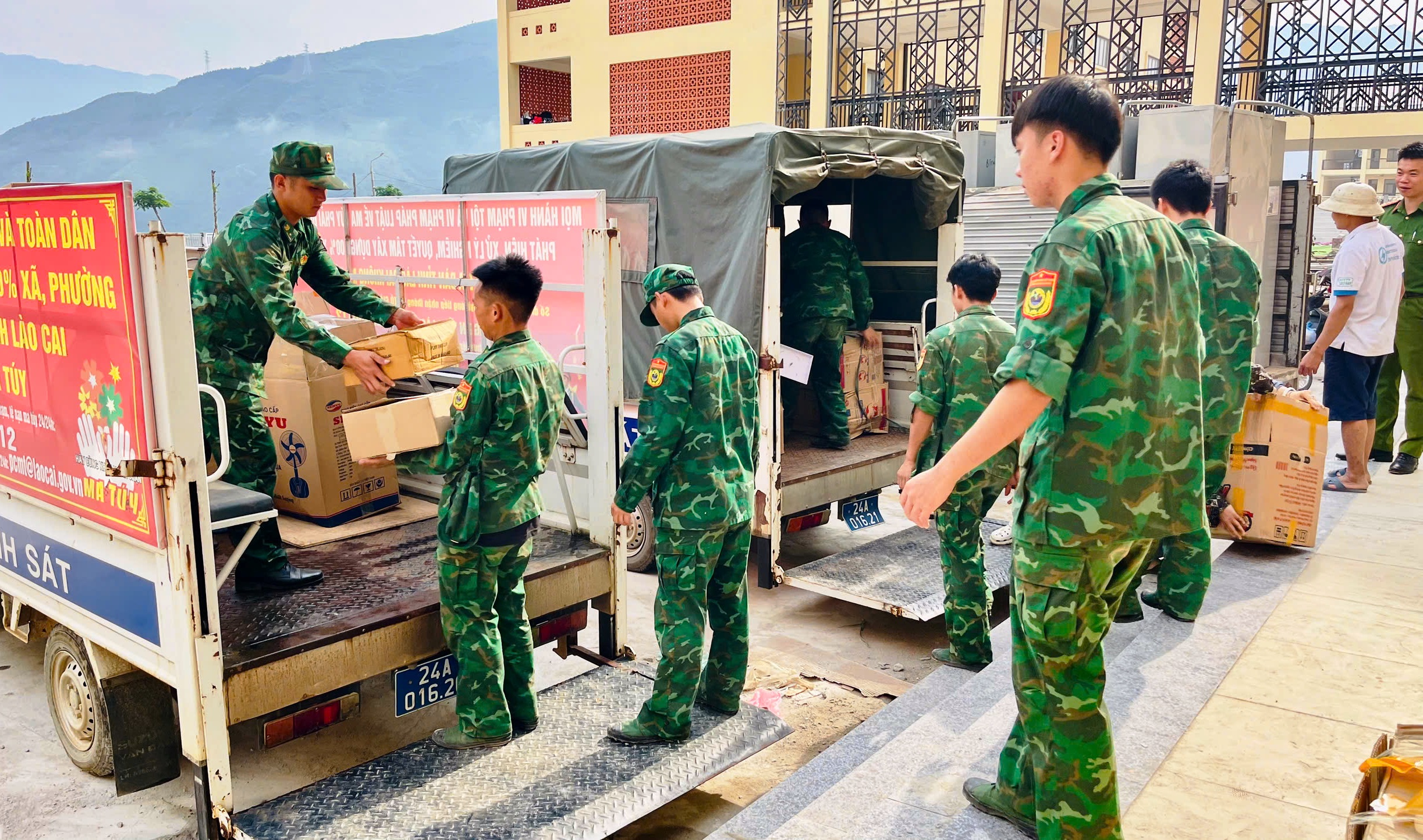 Những người l&iacute;nh qu&acirc;n h&agrave;m xanh L&agrave;o Cai &ldquo;n&acirc;ng bước ch&acirc;n em đến trường&rdquo; - Ảnh 17.