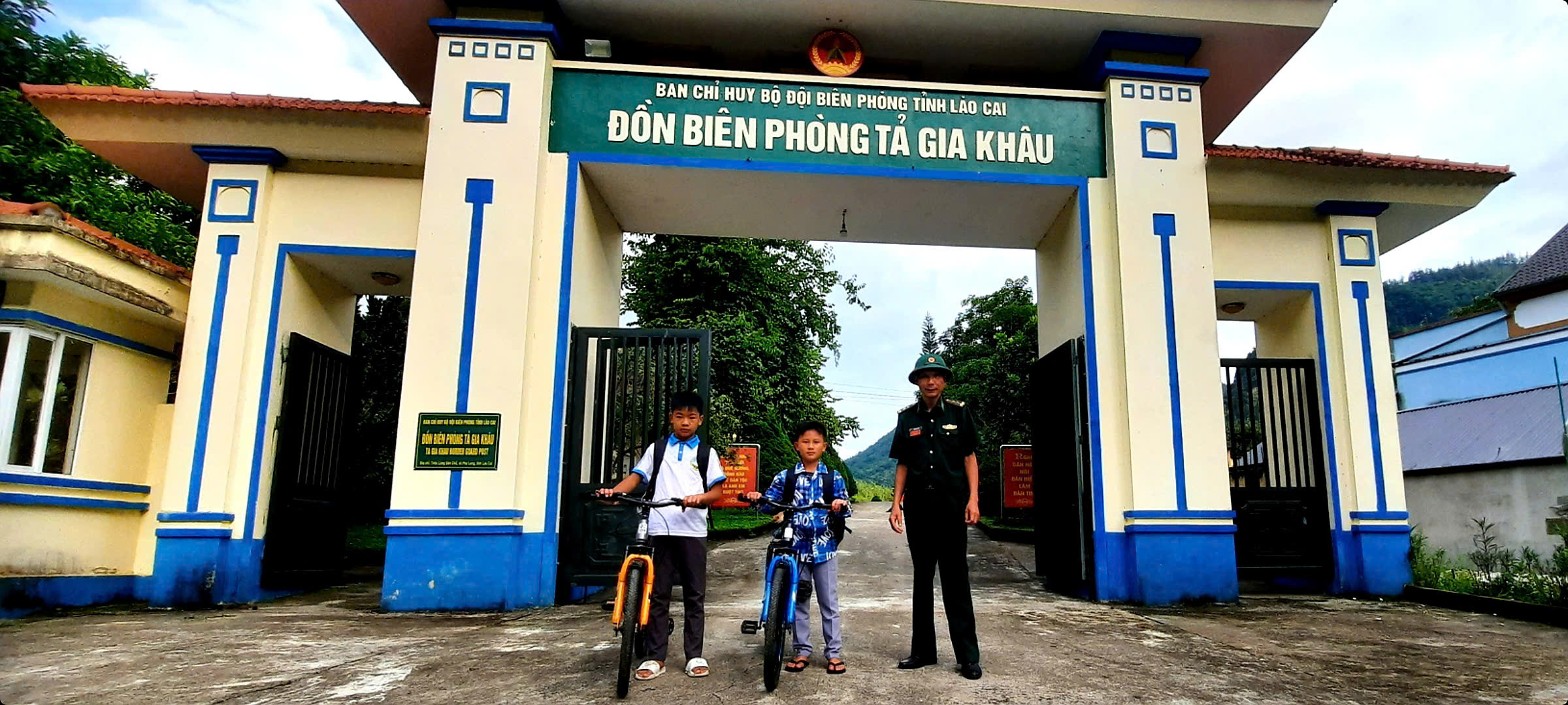 Những người l&iacute;nh qu&acirc;n h&agrave;m xanh L&agrave;o Cai &ldquo;n&acirc;ng bước ch&acirc;n em đến trường&rdquo; - Ảnh 3.