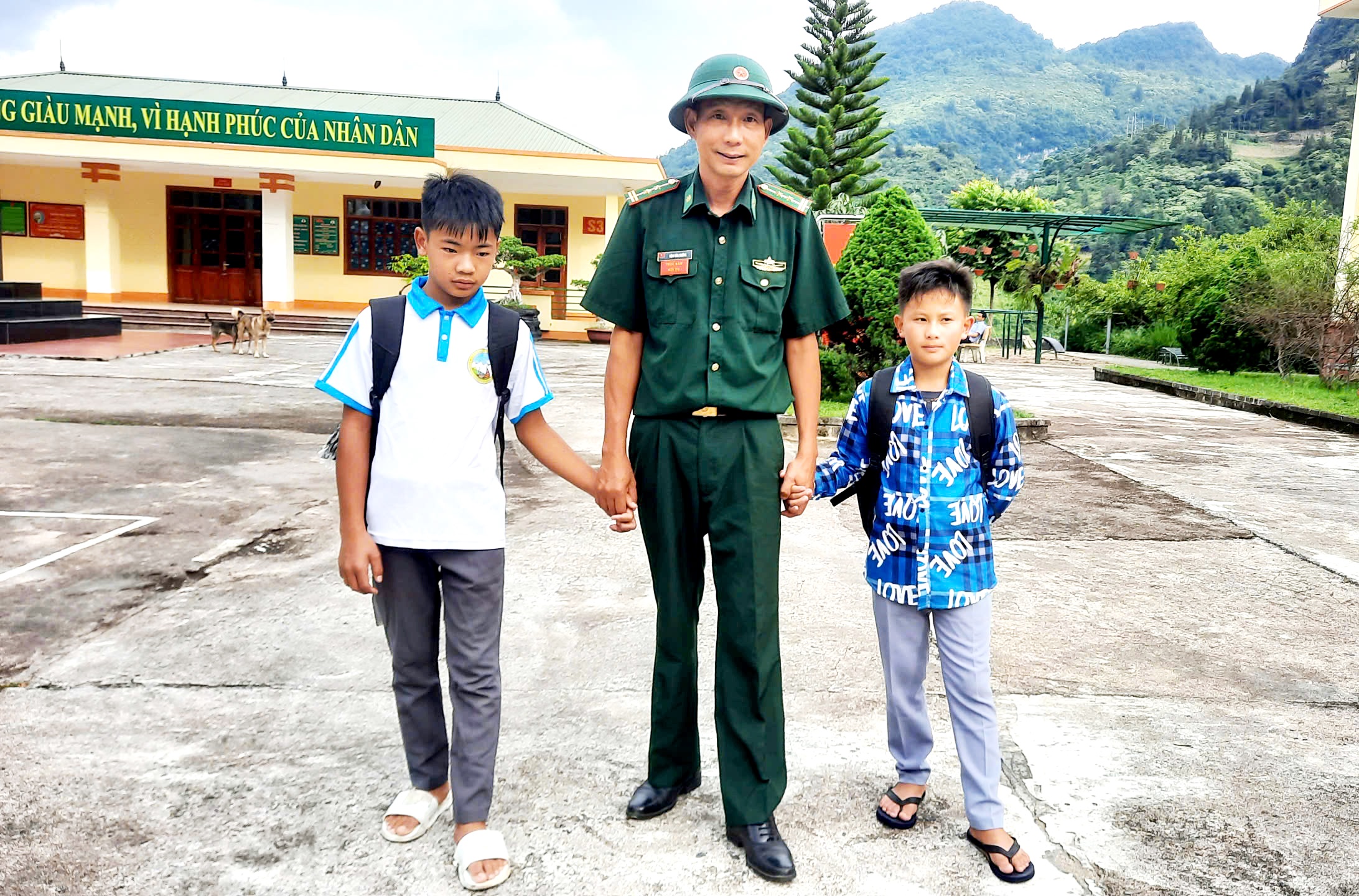 Những người l&iacute;nh qu&acirc;n h&agrave;m xanh L&agrave;o Cai &ldquo;n&acirc;ng bước ch&acirc;n em đến trường&rdquo; - Ảnh 4.