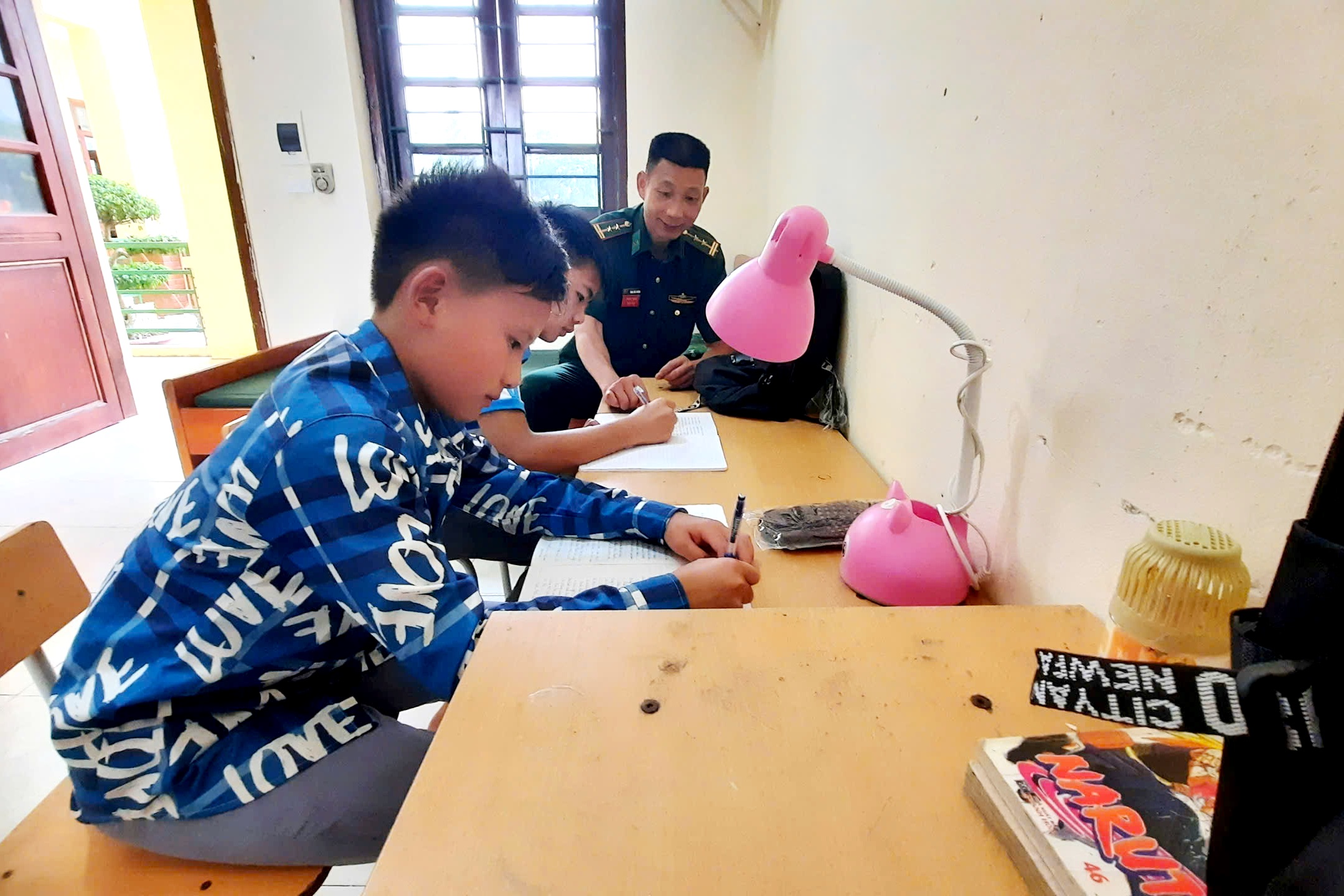 Những người l&iacute;nh qu&acirc;n h&agrave;m xanh L&agrave;o Cai &ldquo;n&acirc;ng bước ch&acirc;n em đến trường&rdquo; - Ảnh 8.