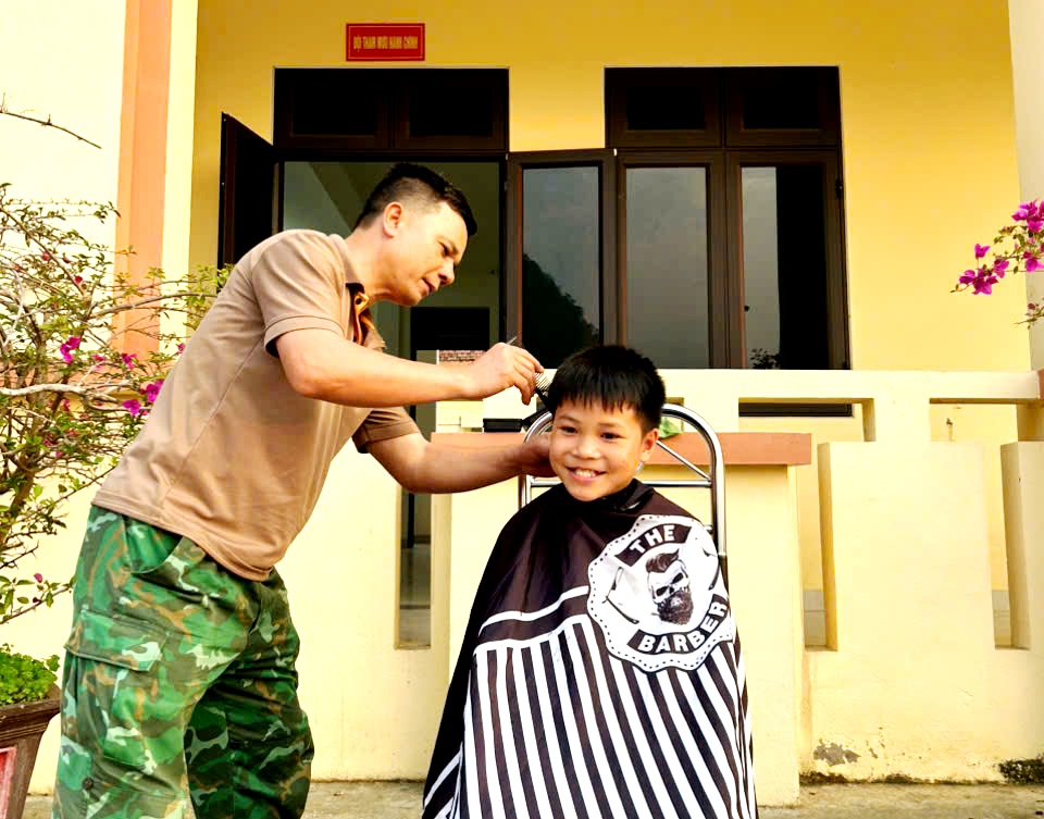 Những người l&iacute;nh qu&acirc;n h&agrave;m xanh L&agrave;o Cai &ldquo;n&acirc;ng bước ch&acirc;n em đến trường&rdquo; - Ảnh 10.