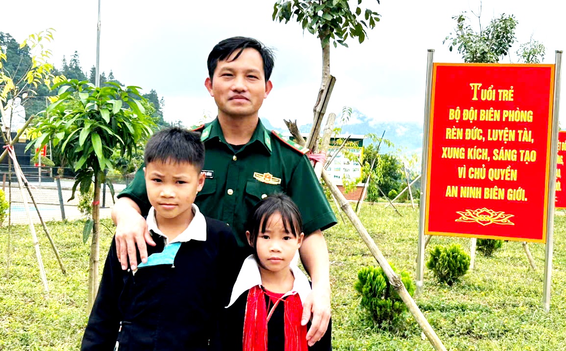 Những người l&iacute;nh qu&acirc;n h&agrave;m xanh L&agrave;o Cai &ldquo;n&acirc;ng bước ch&acirc;n em đến trường&rdquo; - Ảnh 15.