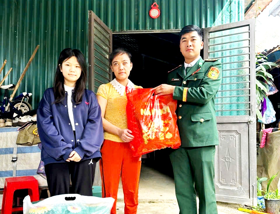 Những người l&iacute;nh qu&acirc;n h&agrave;m xanh L&agrave;o Cai &ldquo;n&acirc;ng bước ch&acirc;n em đến trường&rdquo; - Ảnh 5.