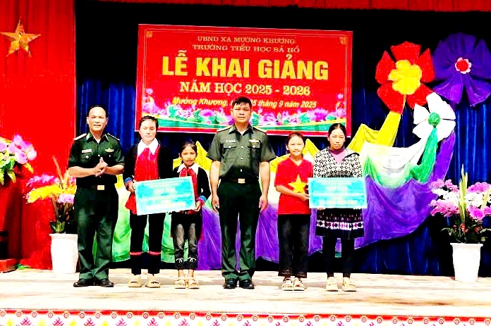 Những người l&iacute;nh qu&acirc;n h&agrave;m xanh L&agrave;o Cai &ldquo;n&acirc;ng bước ch&acirc;n em đến trường&rdquo; - Ảnh 13.