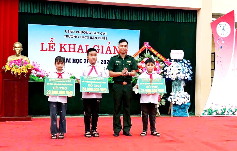 Những người l&iacute;nh qu&acirc;n h&agrave;m xanh L&agrave;o Cai &ldquo;n&acirc;ng bước ch&acirc;n em đến trường&rdquo; - Ảnh 6.
