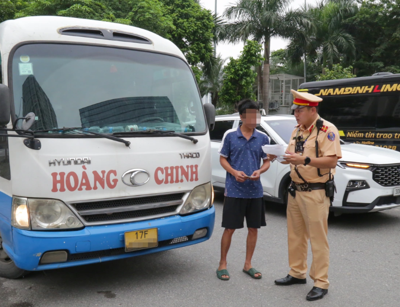 Xử phạt 267 tài xế trong ngày đầu tổng kiểm soát xe kinh doanh vận tải - Ảnh 1.