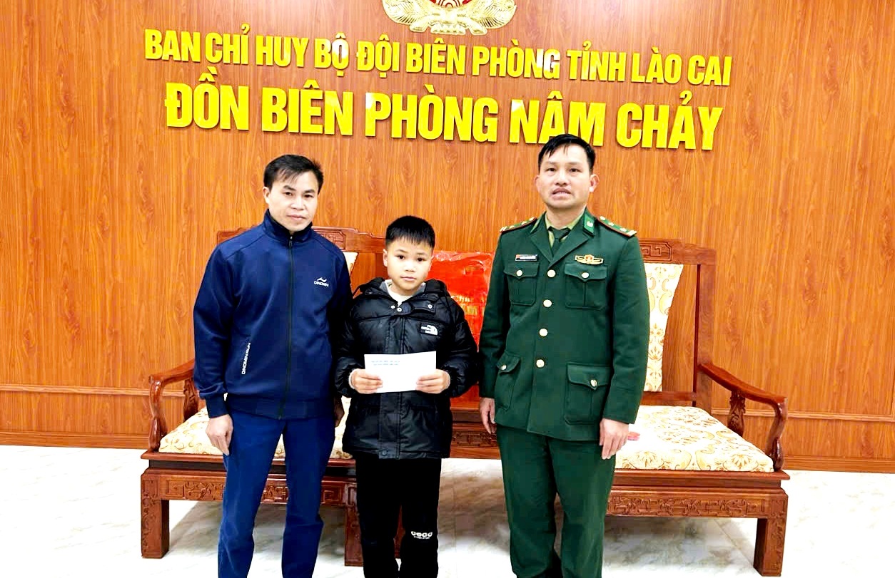 Những người l&iacute;nh qu&acirc;n h&agrave;m xanh L&agrave;o Cai &ldquo;n&acirc;ng bước ch&acirc;n em đến trường&rdquo; - Ảnh 14.
