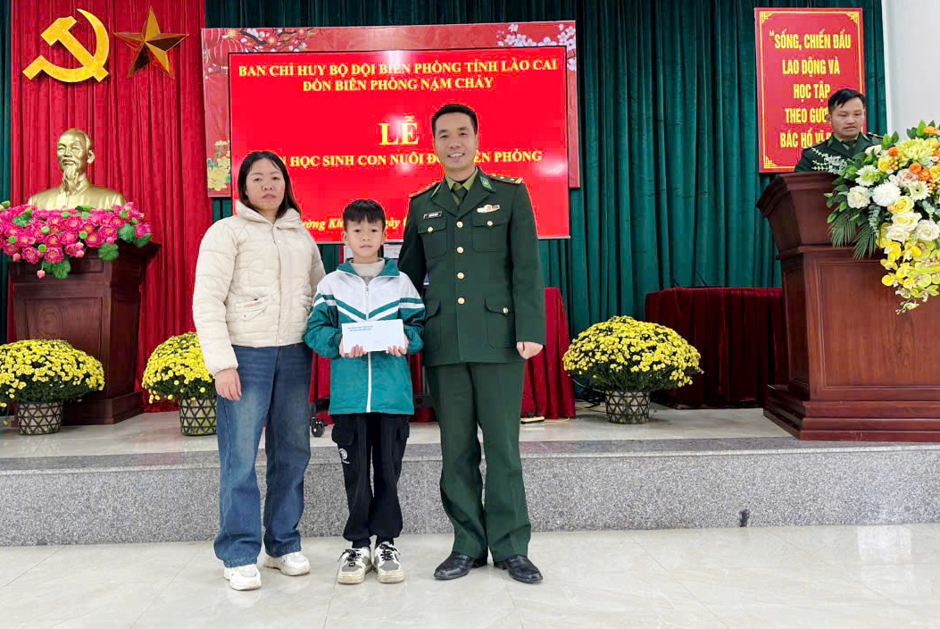 Những người l&iacute;nh qu&acirc;n h&agrave;m xanh L&agrave;o Cai &ldquo;n&acirc;ng bước ch&acirc;n em đến trường&rdquo; - Ảnh 7.