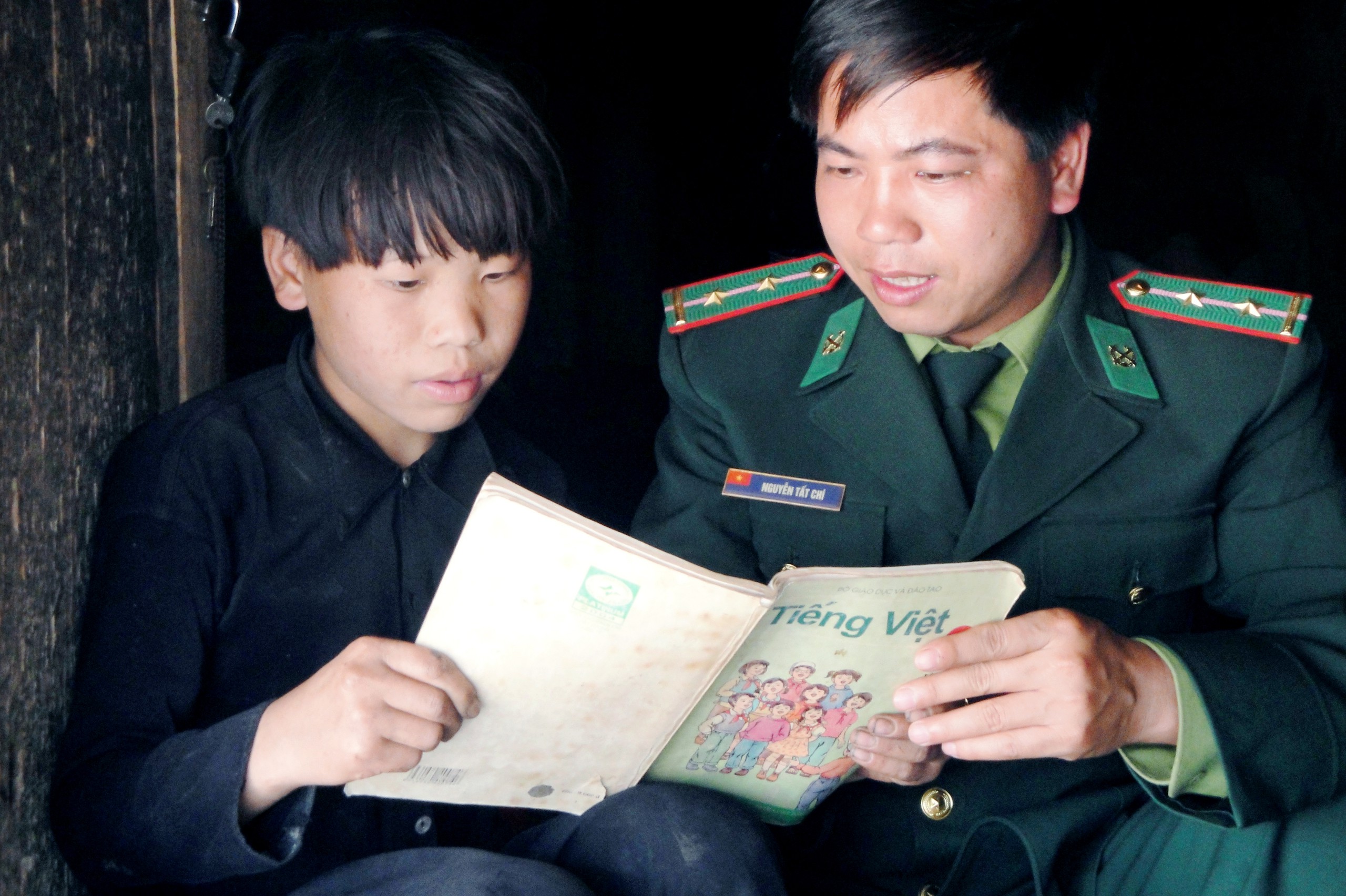 Những người l&iacute;nh qu&acirc;n h&agrave;m xanh L&agrave;o Cai &ldquo;n&acirc;ng bước ch&acirc;n em đến trường&rdquo; - Ảnh 9.