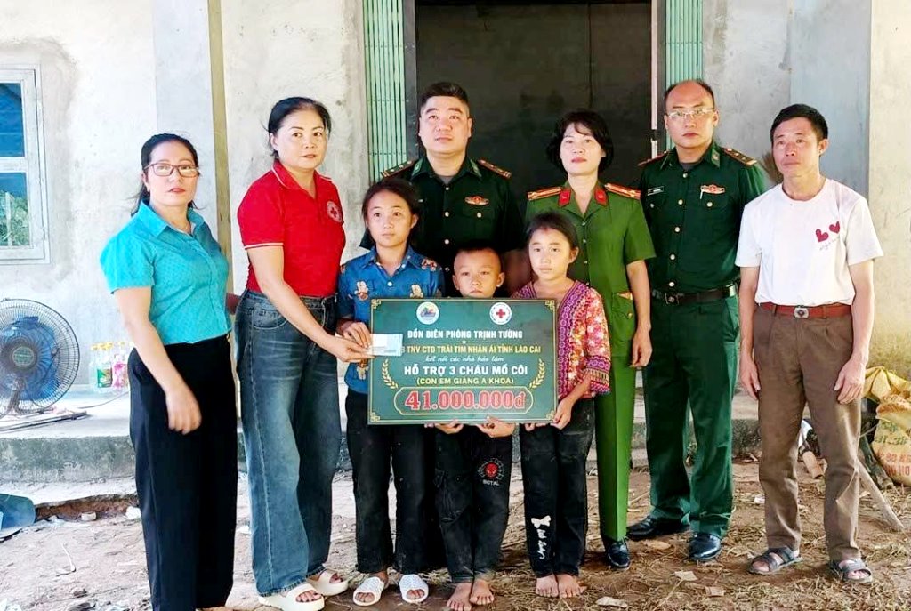 Những người l&iacute;nh qu&acirc;n h&agrave;m xanh L&agrave;o Cai &ldquo;n&acirc;ng bước ch&acirc;n em đến trường&rdquo; - Ảnh 2.