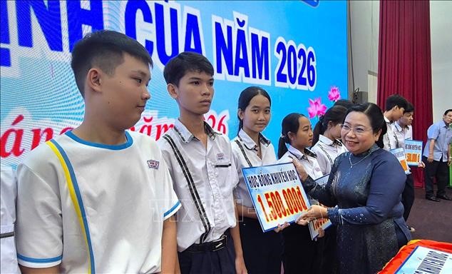 Hội Khuyến học th&agrave;nh phố Cần Thơ phối hợp trao 321 suất học bổng Lương Định Của - Ảnh 1.