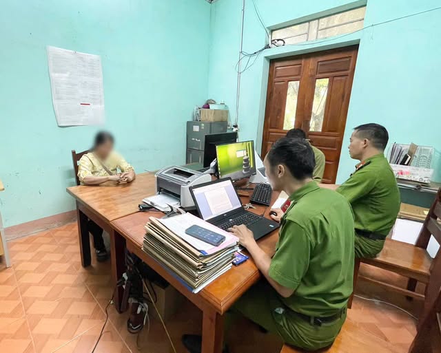 Đăng tin sai sự thật về kỳ thi tốt nghiệp trung học phổ thông sau họp báo, người phụ nữ bị công an xử lý - Ảnh 1.