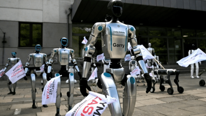 30 robot xuống đường ở Ba Lan: Lời cảnh b&aacute;o về việc l&agrave;m trong kỷ nguy&ecirc;n AI - Ảnh 1.