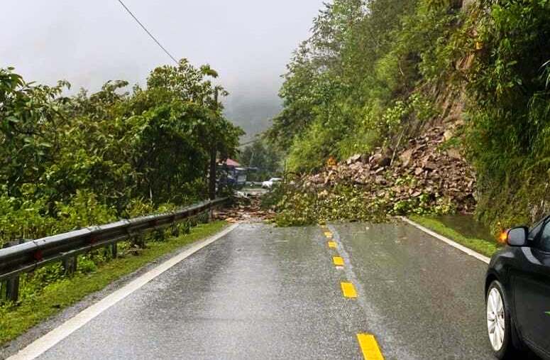 L&agrave;o Cai: Ứng trực 24/24h, ki&ecirc;n quyết di dời d&acirc;n ra khỏi v&ugrave;ng nguy cơ mất an to&agrave;n do mưa b&atilde;o - Ảnh 4.