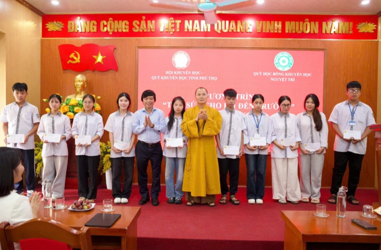 Trao 82 suất học bổng khuyến học "Tiếp sức cho em đến trường" tại Phú Thọ - Ảnh 1.
