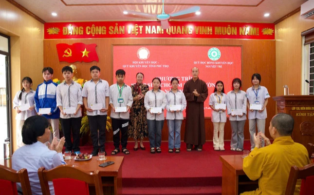Trao 82 suất học bổng khuyến học "Tiếp sức cho em đến trường" tại Phú Thọ - Ảnh 3.