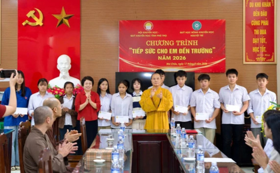 Trao 82 suất học bổng khuyến học "Tiếp sức cho em đến trường" tại Phú Thọ - Ảnh 2.
