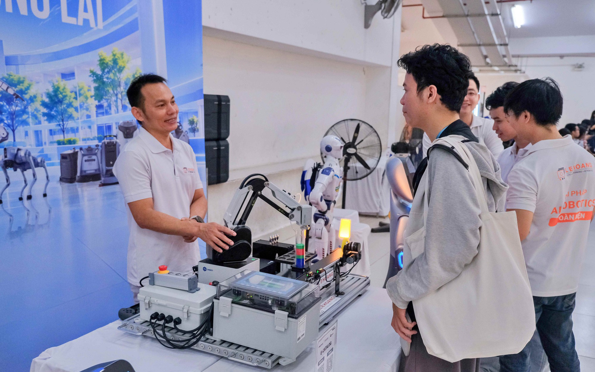 Trường Đại học Sài Gòn trao 5,5 tỷ đồng học bổng cho tân sinh viên - Ảnh 3.