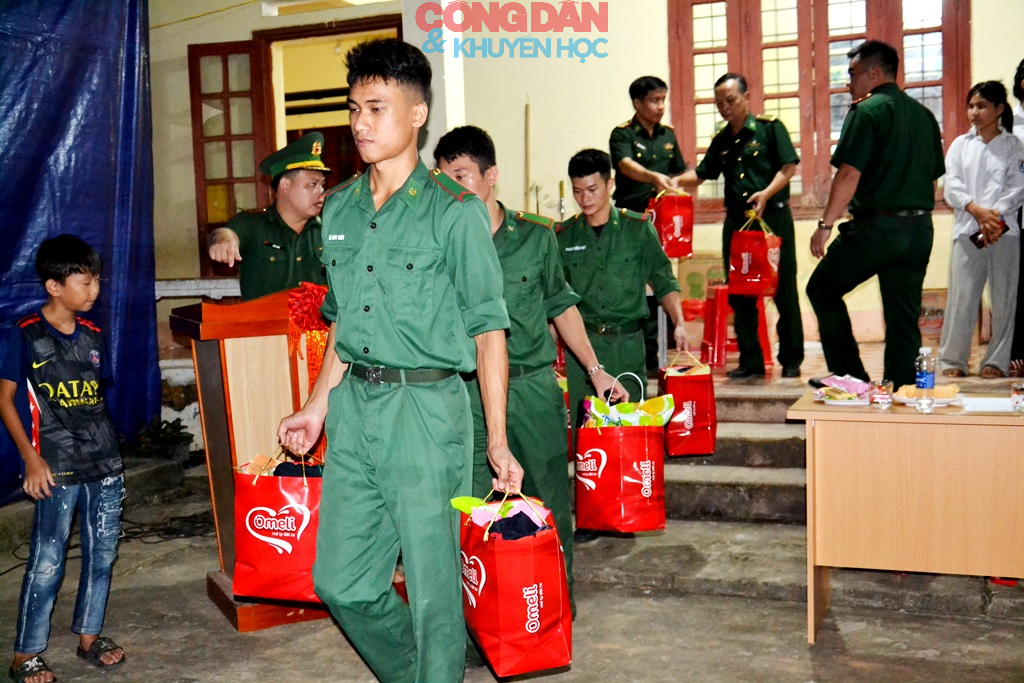 Ấm &aacute;p trăng rằm ở bi&ecirc;n giới Bản Lầu - Ảnh 15.