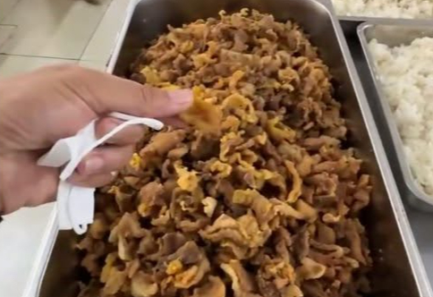 Vụ cơm b&aacute;n tr&uacute; "to&agrave;n t&oacute;p mỡ": Trường n&oacute;i do chế biến n&ecirc;n bị nhầm lẫn, định lượng suất ăn chưa bảo đảm - Ảnh 1.