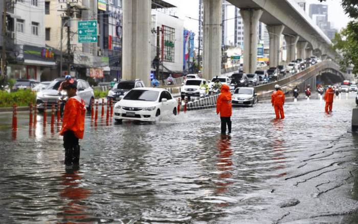 “Thảm hoạ lũ lụt” gây gián đoạn giao thông và du lịch tại Bangkok, Thái Lan - Ảnh 4.