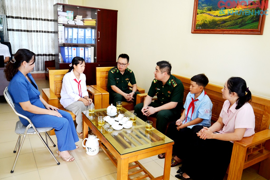 &ldquo;B&agrave; đỡ&rdquo; mang qu&acirc;n h&agrave;m xanh ở Đồn bi&ecirc;n ph&ograve;ng Trịnh Tường - Ảnh 4.