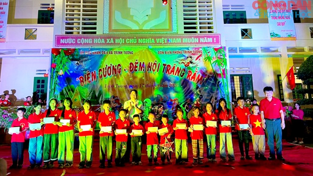 &ldquo;B&agrave; đỡ&rdquo; mang qu&acirc;n h&agrave;m xanh ở Đồn bi&ecirc;n ph&ograve;ng Trịnh Tường - Ảnh 6.