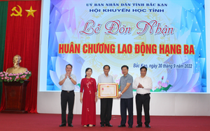 Hội Khuyến học tỉnh Bắc Kạn đón nhận Huân chương Lao động hạng Ba