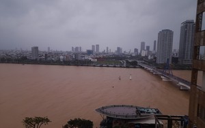 Mưa lớn trước bão số 5 khiến nhiều tuyến phố trung tâm Thành phố Đà Nẵng ngập sâu