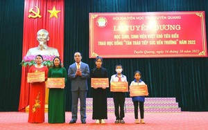 Hội Khuyến học Tuyên Quang trao học bổng “Tân Trào tiếp sức đến trường”