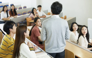 Làm rõ vụ việc học sinh túm tóc, quật ngã giáo viên trong lớp học - Ảnh 3.
