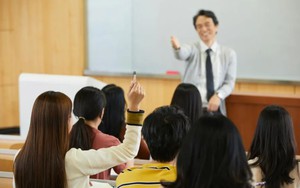 Làm rõ vụ việc học sinh túm tóc, quật ngã giáo viên trong lớp học - Ảnh 2.