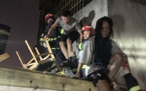 Hà Nội: Phá cửa sân thượng, giải cứu 11 người dân khỏi đám cháy