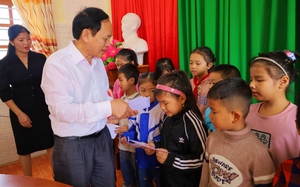 Nghệ An: Trao quà cho học sinh nghèo vùng lũ