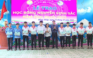 Trao học bổng Nguyễn Sinh Sắc cho 110 học sinh hoàn cảnh khó khăn tại Đồng Tháp