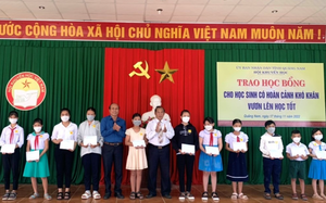 Hội Khuyến học tỉnh Quảng Nam trao 230 triệu đồng học bổng cho học sinh vượt khó