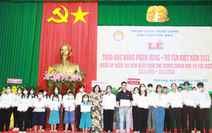 Vĩnh Long trao gần 1 tỷ đồng học bổng Phạm Hùng - Võ Văn Kiệt cho học sinh, sinh viên