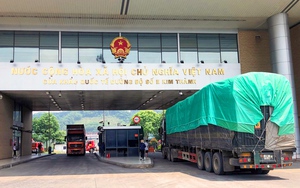 L&agrave;o Cai: Hạ tải xe chở b&aacute;nh kẹo, thực phẩm tại khu gi&aacute;m s&aacute;t Hải quan để giảm chi ph&iacute;, thiệt hại cho doanh nghiệp - Ảnh 13.