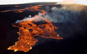 Ảnh núi lửa lớn nhất thế giới phun trào sau gần 40 năm ngủ yên
