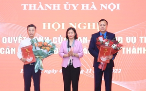 Phó Bí thư Thường trực Thành ủy Hà Nội Nguyễn Thị Tuyến trao các quyết định về công tác cán bộ