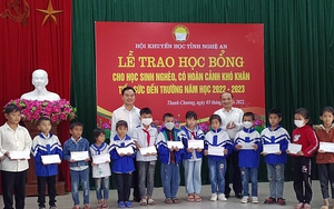 Hội Khuyến học Nghệ An trao 90 suất học bổng cho học sinh nghèo vượt khó huyện Thanh Chương