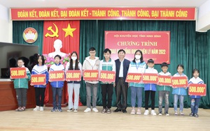 Hội Khuyến học tỉnh Ninh Bình trao học bổng Đinh Thiện Lý năm 2022